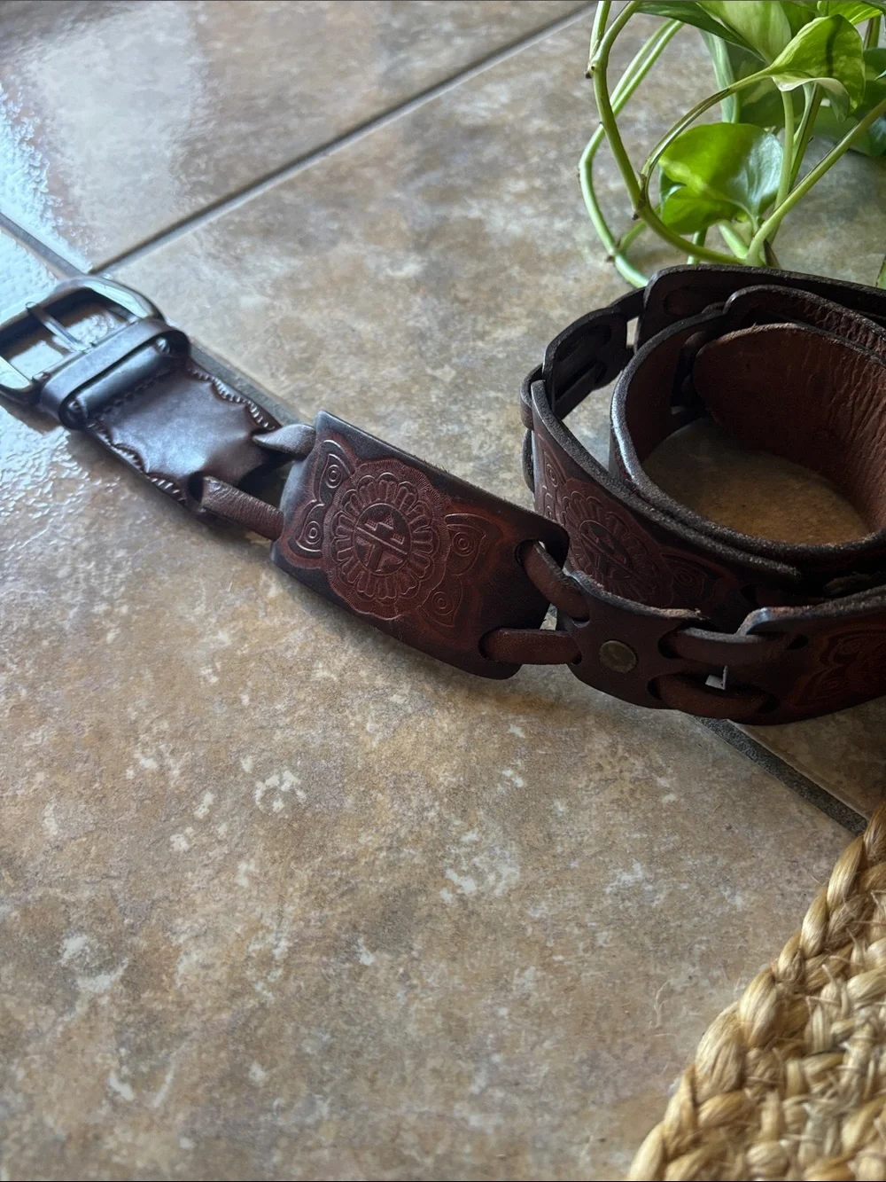 Vintage Fossil Women's Brown Embossed Leather Belt with Antiqued Brass Buckle